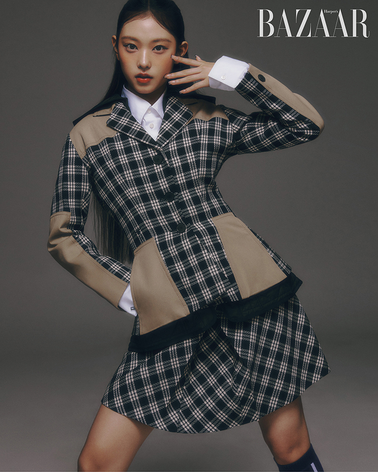 해린이 입은 체크 패턴 재킷, 블라우스, 스커트, 니삭스는 모두 Dior. 메이크업은 모두 Christian Dior Beauty.
