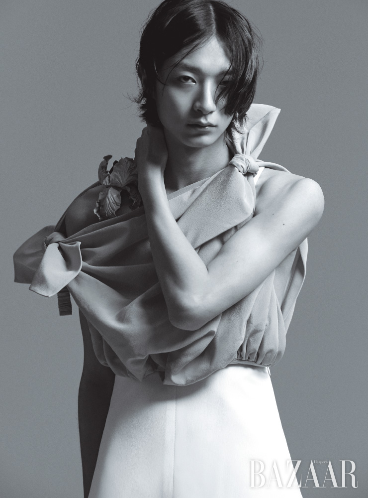 드레스는 Louis Vuitton.