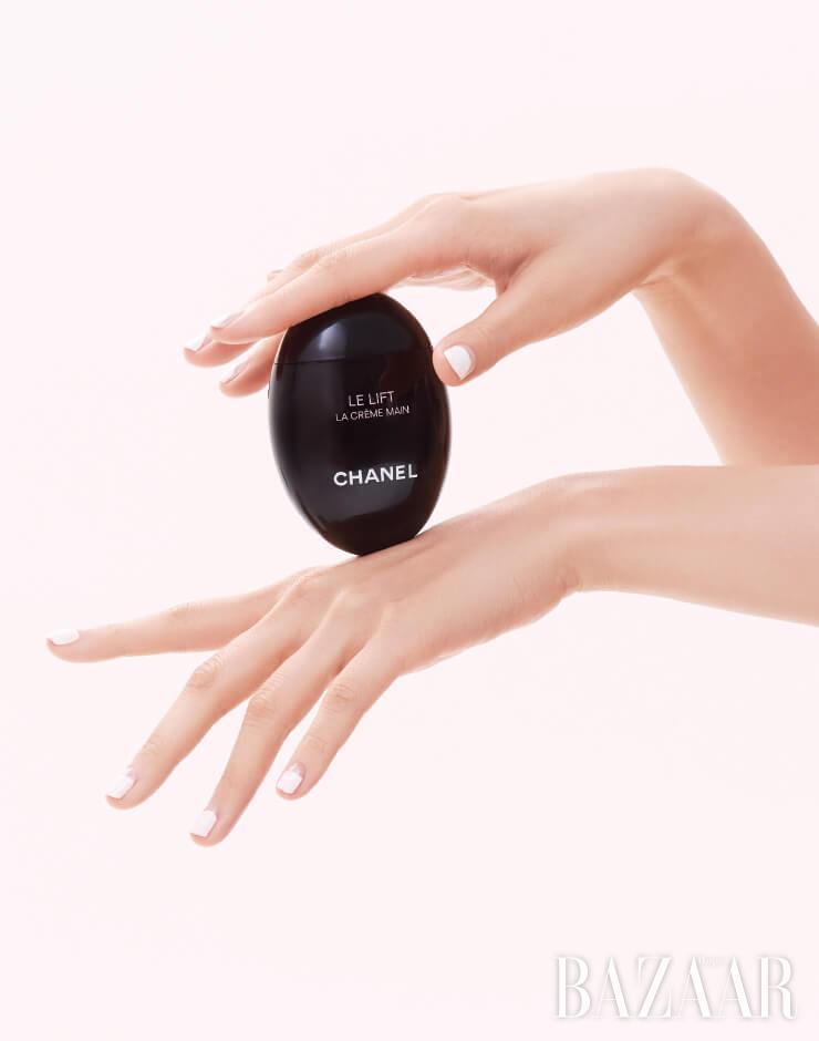 신민아가 든 제품은 Chanel 르 리프트 라 크렘 망 8만7천원.