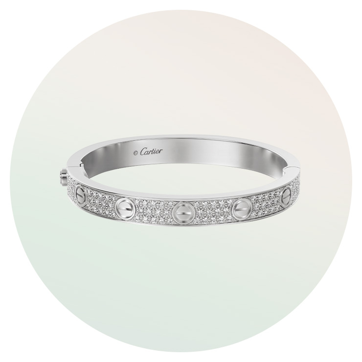 다이아몬드가 파베 세팅된 ‘러브’ 브레이슬릿은 Cartier.