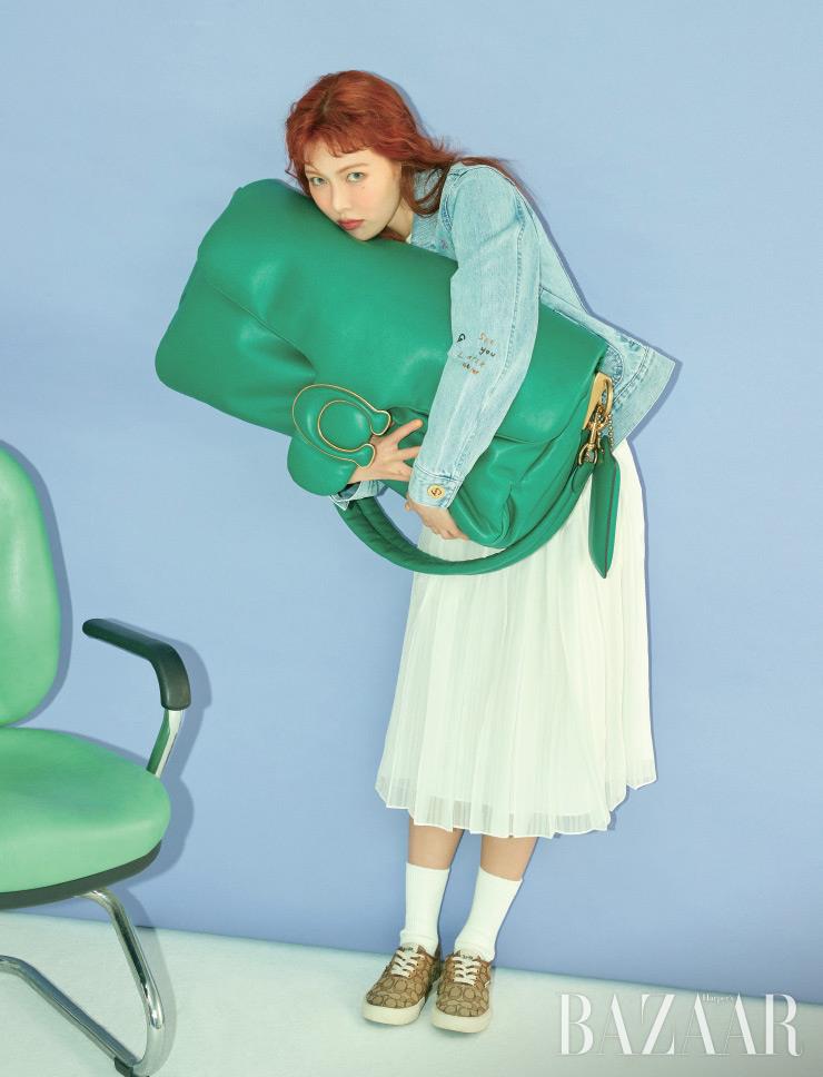 데님 재킷, 스커트, ‘필로우 태비’ 백, 스니커즈는 모두 Coach 1941. 양말은 스타일리스트 소장품.
