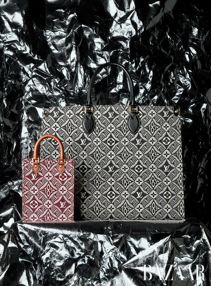 ‘쁘띠 삭 플랏’ 미니 백, 큼직한 사이즈의 ‘온더고’ 토트백은 Louis Vuitton.