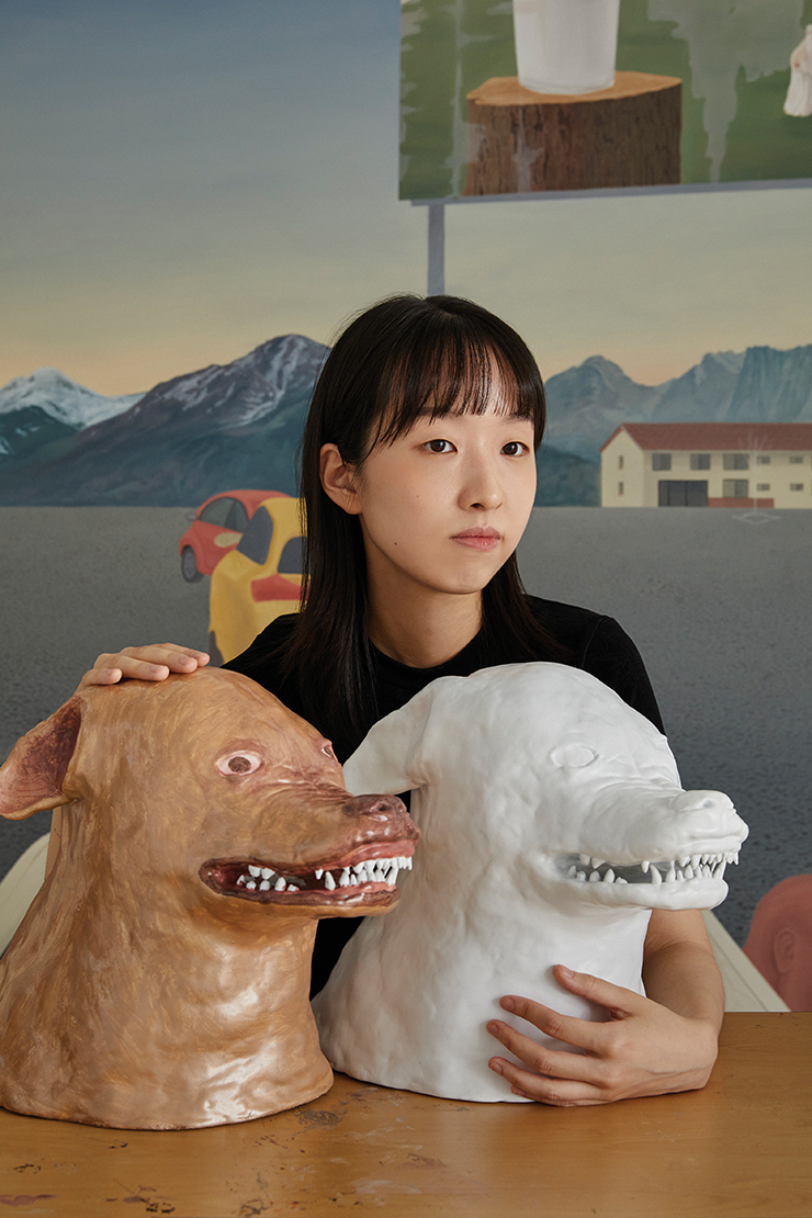 오는 12월 갤러리 기체에서 열리는 제목 미정의 개인전에서 선보일 회화작품을 배경으로 오브제 작품과 포즈를 취한 유예림 작가.