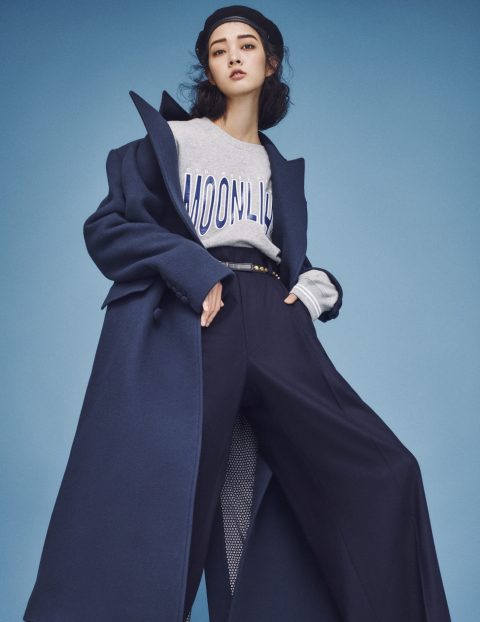 롱 코트는 1백28만원, 스웨트셔츠는 7만5천원, 와이드 팬츠는 48만원으로 모두 Ordinary People, 스터드 장식 벨트는 가격 미정으로 Saint Laurent, 베레는 스타일리스트 소장품.