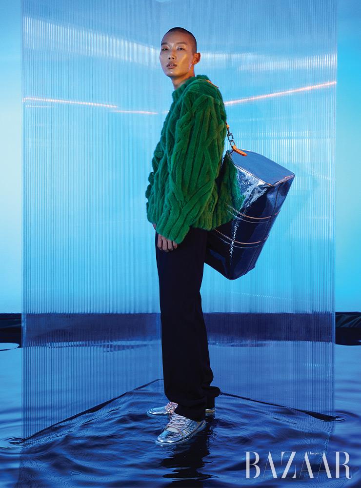 스웨터, 팬츠, 모노그램 패턴 크로스 백, ‘LV 트레이너’ 스니커즈는 모두 Louis Vuitton.
