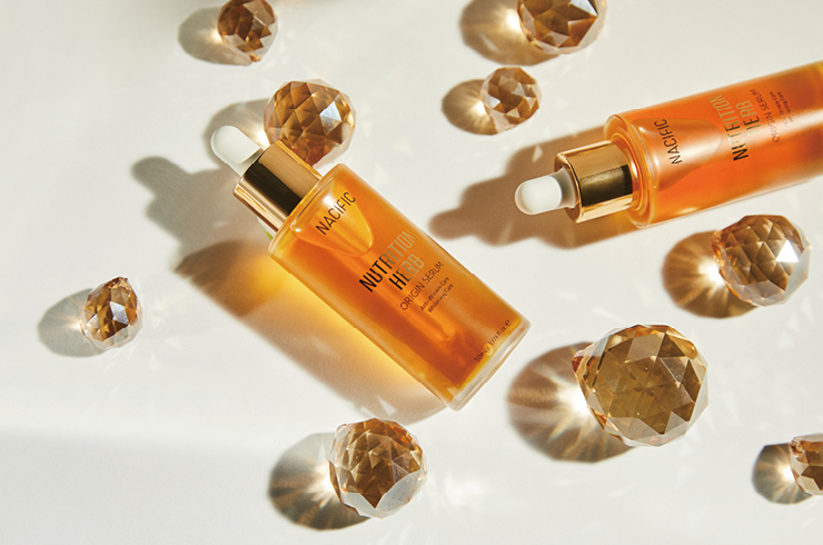 뉴트리션 허브 오리진 세럼 꽃에서 찾은 탄력 케어 성분인 스필란톨과 국제 특허 성분인 아쿠아타이드5000을 함유해 톤, 탄력, 광채, 항산화 등 총체적인 피부 고민 개선에 도움을 준다. 50ml 4만5천원, 네시픽.