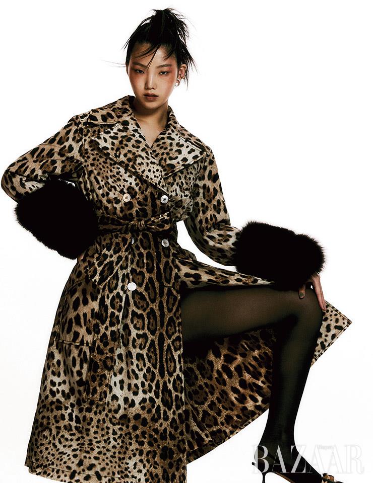 패딩 트렌치코트는 4백80만원 Dolce & Gabbana. 양 소매에 착용한 핸드 머프, 스타킹은 Saint Laurent by Anthony Vaccarello. 이어커프는 18만원대 Swarovski. 슬링백 슈즈는 Sergio Rossi.