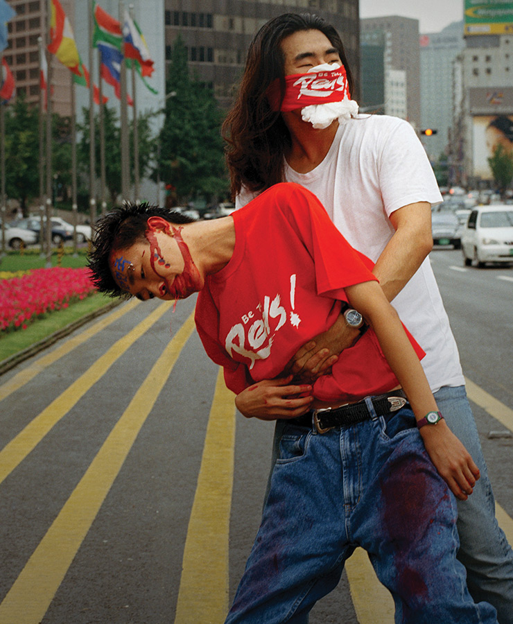 조습, <습이를 살려내라>, 2002/2012, 디지털 크로모제닉 컬러 프린트, 151x116cm, 국립현대미술관 소장. 