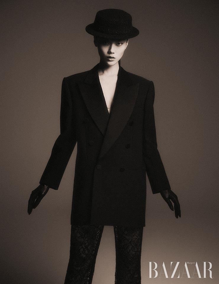 테일러드 재킷, 레이스 팬츠, 목걸이, 장갑은 모두 Saint Laurent by Anthony Vaccarello. 페도라는 Chanel.