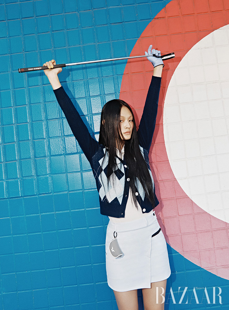 카디건은 16만원대 Social Green Club. 피케셔츠는 15만원대 Clove. 스커트는 15만원대 Lacoste Sport. 골프채는 가격 미정 Callaway. 장갑은 5만원대 G/Fore by The Cart Golf. 볼 파우치는 13만원 J.Lindeberg.
