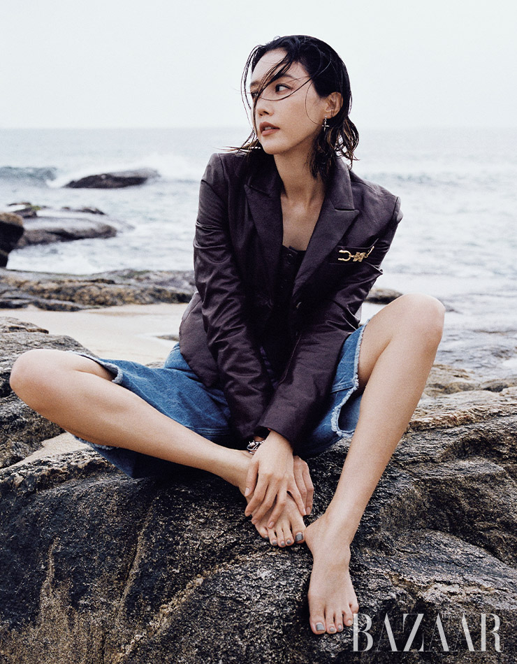 레더 재킷은 99만원대, 이너로 입은 레더 베스트는 49만원대 Eenk. 데님 쇼츠는 Dries Van Noten. 귀고리는 8만원대 Ille Lan. 체인 팔찌는 Herm`es.