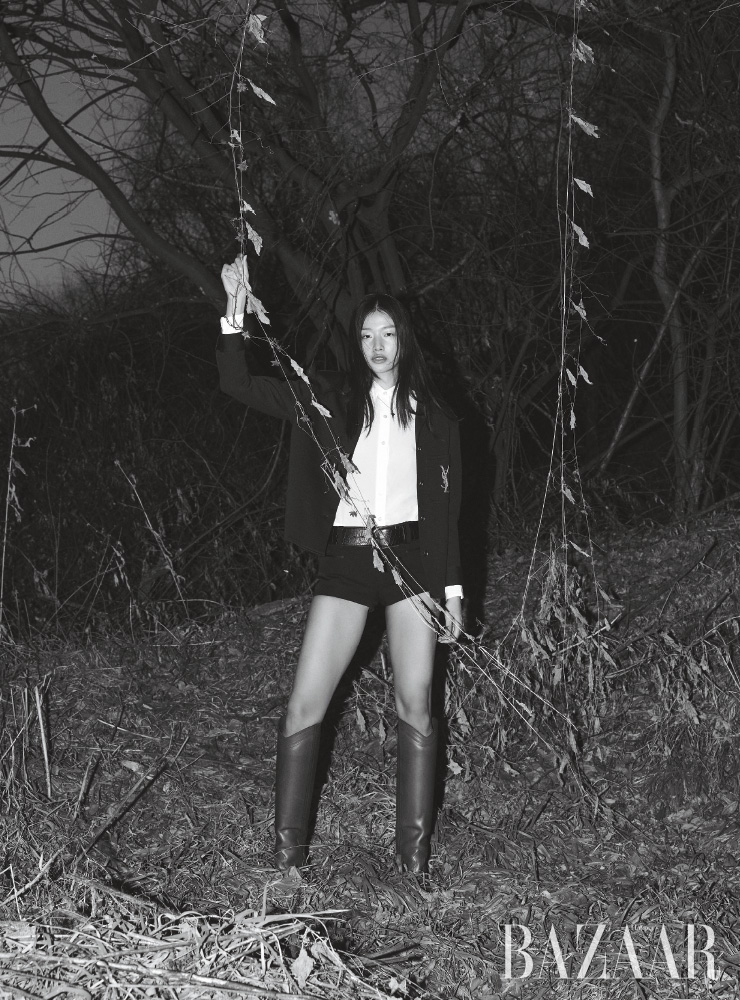재킷, 셔츠, 팬츠, 목걸이, 팔찌, 벨트, 롱 부츠는 모두 Saint Laurent by Anthony Vaccarello.