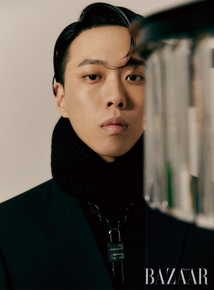 재킷, 톱, 발라클라바, 목걸이는 모두 Givenchy.