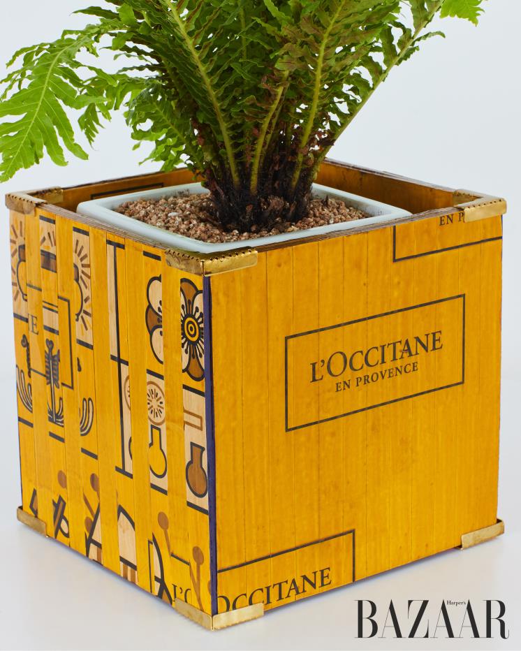 록시땅 쇼핑백의 무늬와 로고를 다채롭게 활용했다. 옻칠을 더해 한국적인 느낌을 내고 방수 기능을 추가했다.