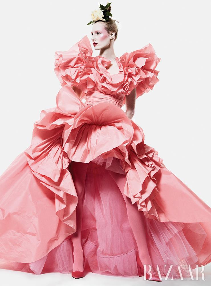 볼 가운은 Giambattista Valli Haute Couture. 타이츠는 Falke. 펌프스는 Roger Vivier.