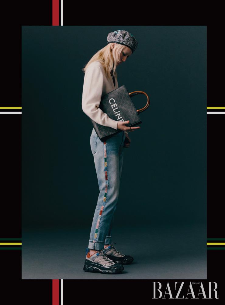  터틀넥 니트, 양손에 착용한 반지들은 모두 Louis Vuitton. 데님 팬츠는 29만원대 Polo Ralph Lauren. 베레는 85만원 Gucci. 토트백은 Celine by Hedi Slimane. 스니커즈는 1백9만원 Burberry.