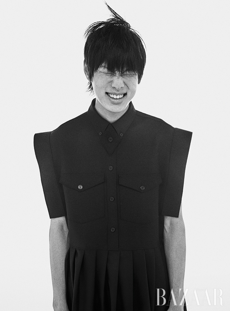 셔츠 드레스는 Burberry.