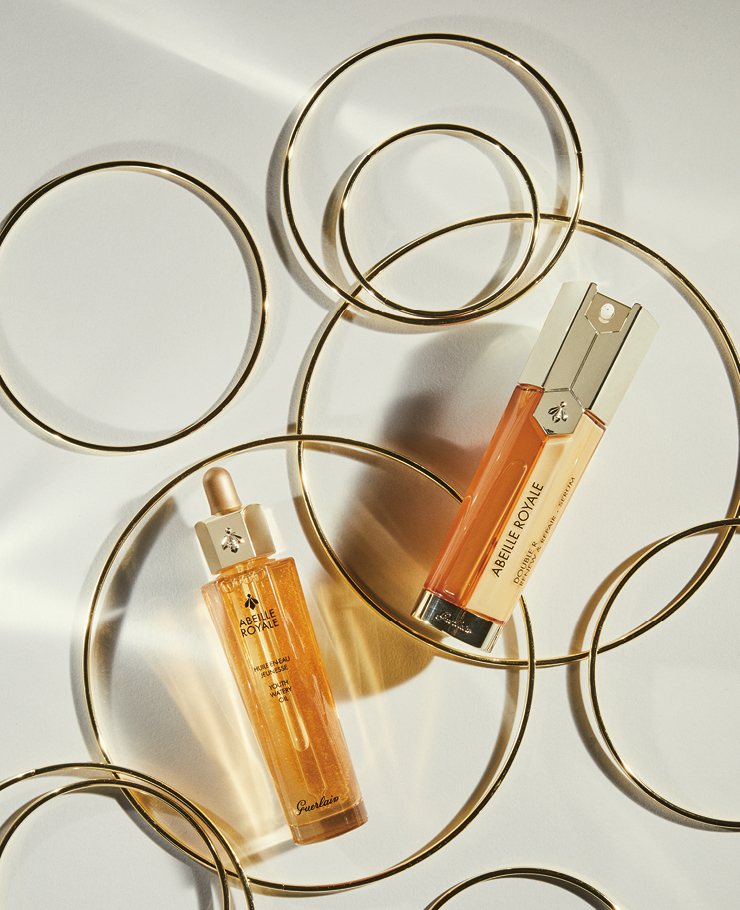 (왼쪽부터) 아베이 로얄 유쓰 워터리 오일 블랙비 위쌍 허니 성분과 인도 전통 의학을 통해 탄생한 콤미포라 오일에 겔랑만의 어드밴스드 테크놀로지를 더해 산뜻한 사용감과 깊은 보습 효과를 담아냈다. 50ml 19만원. 아베이 로얄 더블 R 세럼 불필요한 각질을 없애 매끄러운 피부결을 만들어주는 광채 세럼과 진귀한 위쌍 허니, 익스클루시브 블랙비 로얄 젤리의 유효 성분을 함유한 탄력 세럼이 시너지를 이뤄 탄력 있고 빛나는 피부를 선사한다. 아베이 로얄 유쓰 워터리 오일과 함께 사용하면 단 2 STEP으로 생기, 광채, 탄력의 트리플 파워를 완성한다. 50ml 28만4천원, 모두 겔랑.