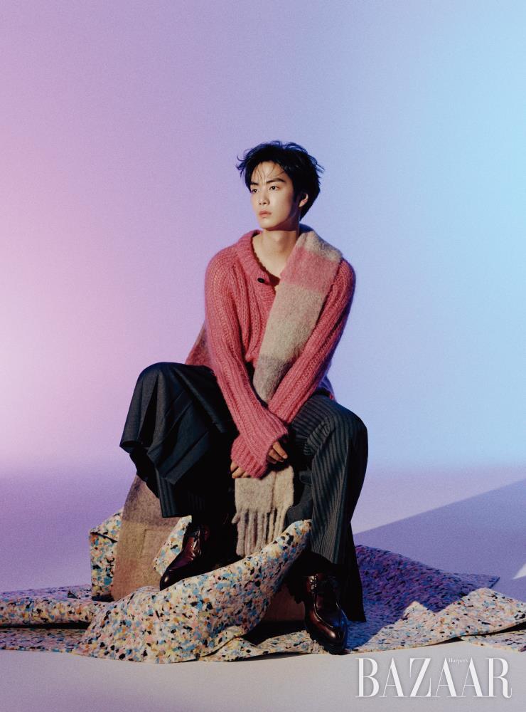 니트 카디건, 팬츠는 모두 Prada. 에이프런은 Cos. 머플러는 Acne Stuiods. 슈즈는 스타일리스트 소장품.
