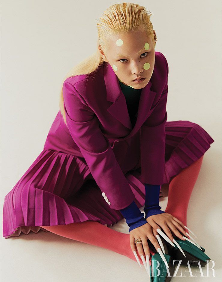 재킷, 플리츠 스커트는 Plan C. 이너로 착용한 터틀넥은 Salvatore Ferragamo. 이어커프, 반지는 Alexander McQueen. 스트랩 힐은 1백51만원 Roger Vivier. 스타킹은 에디터 소장품.