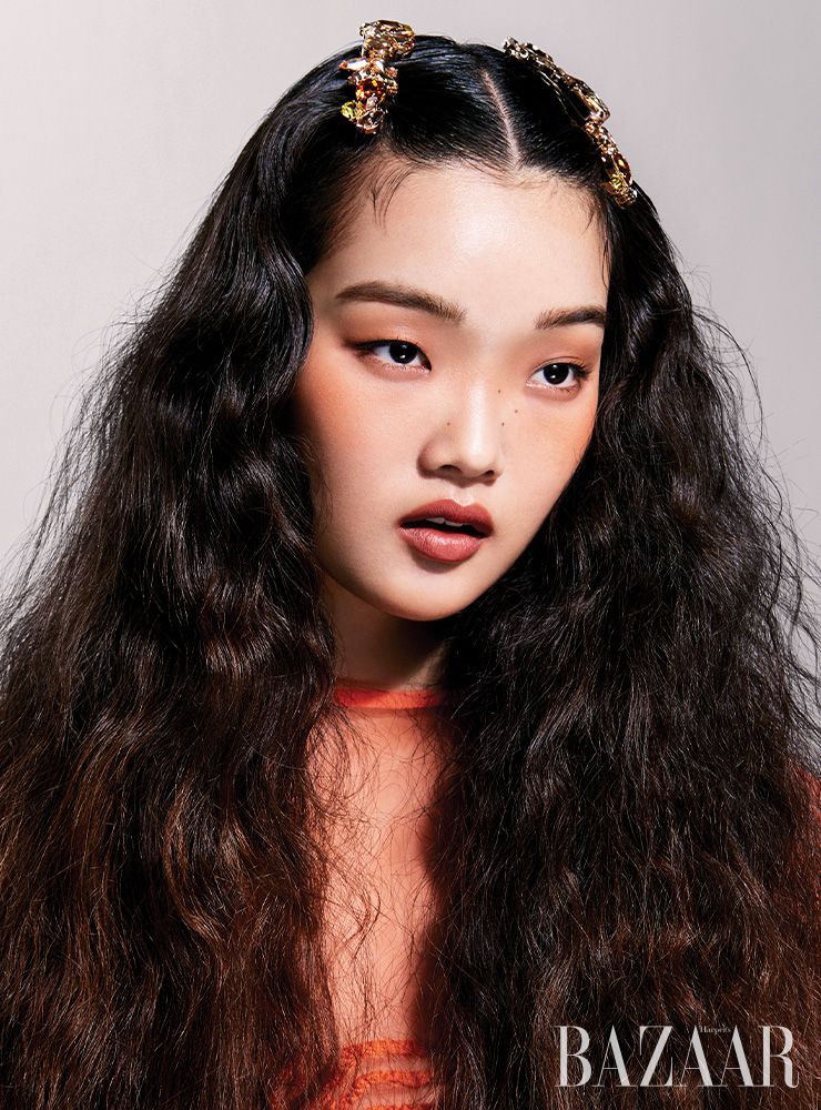 비즈 장식 헤어핀은 Boutique by Mikshimai. 시스루 미니 드레스는 Dew E Dew E.