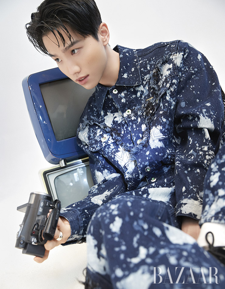 타이다이 프린트 데님 재킷, 팬츠는 Sankuanz x Wrangler by Adekuver. 반지는 스타일리스트 소장품.  