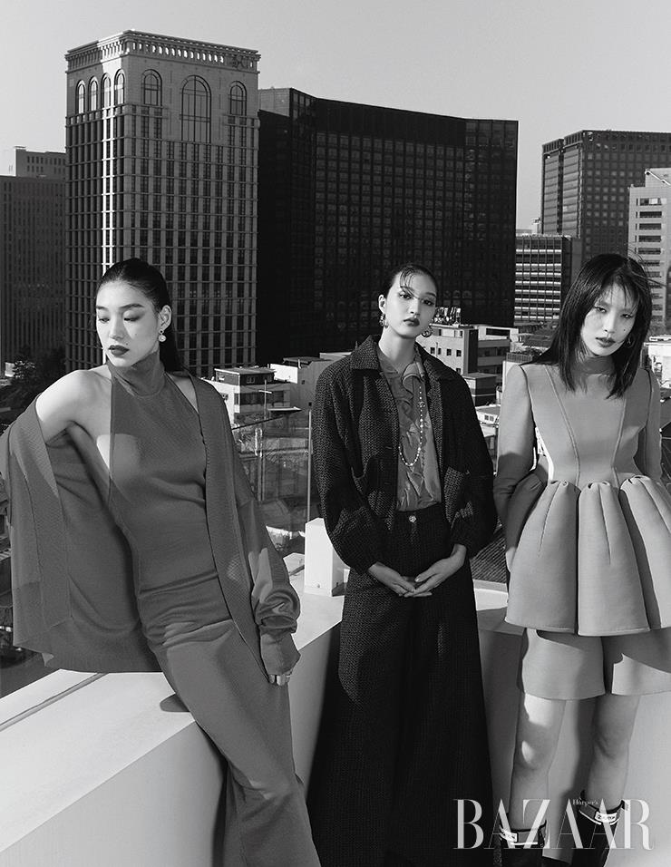 (왼쪽부터) 설희가 입은 원피스, 카디건은 Ala&iuml;a. 귀고리, 반지는 Ille Lan. 나령이 입은 블루종, 블라우스, 팬츠, 귀고리, 목걸이는 모두 Chanel. 도현이 입은 블라우스, 쇼츠, 귀고리, 부츠는 모두 Louis Vuitton.