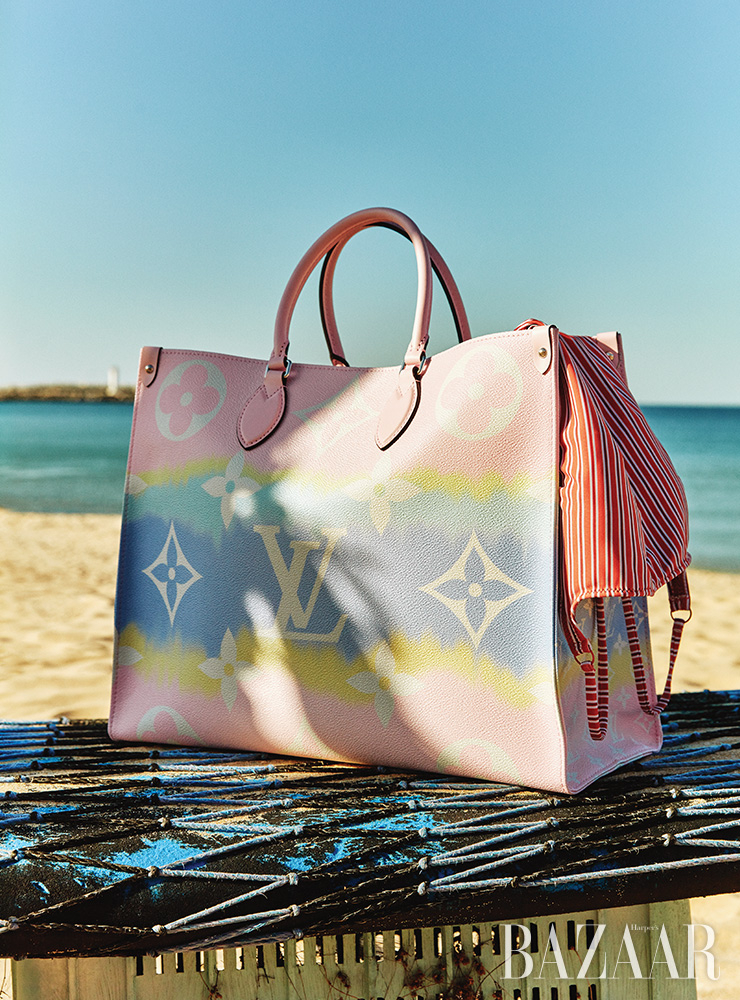 토트백은 Louis Vuitton. 가방에 걸친 수영복은 13만원대 Daze Days. 