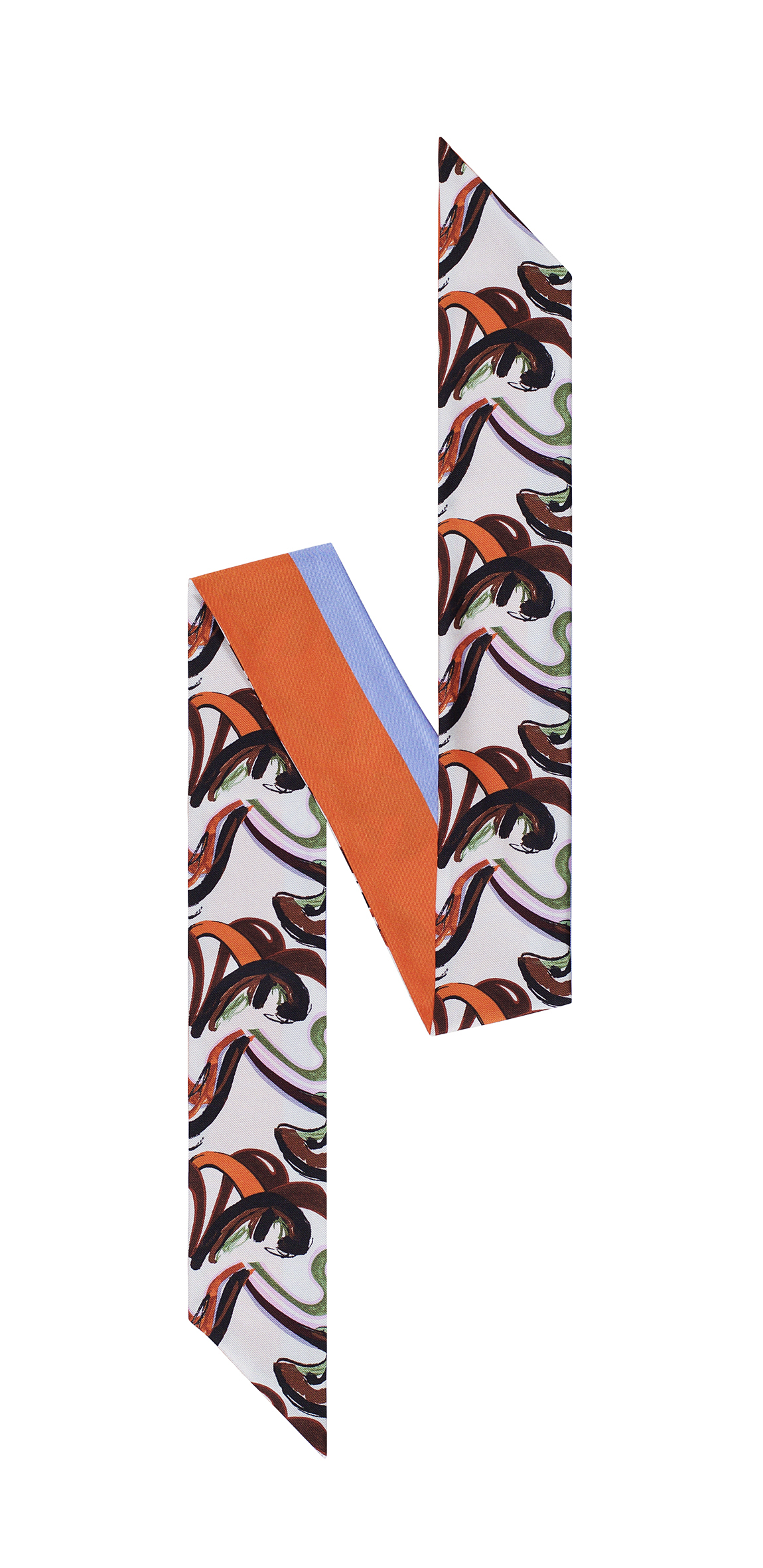 비비드한 컬러와 패턴이 어우러진 스카프는 20만원대로 Dior 제품.