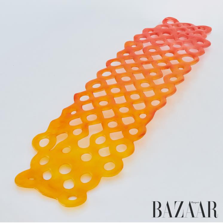 유리 공병을 절단 후 가마에 넣어 고온의 온도로 녹였다. 일본 전통 꽃꽂이인 이케바나 스타일로 식물을 연출할 수 있다.