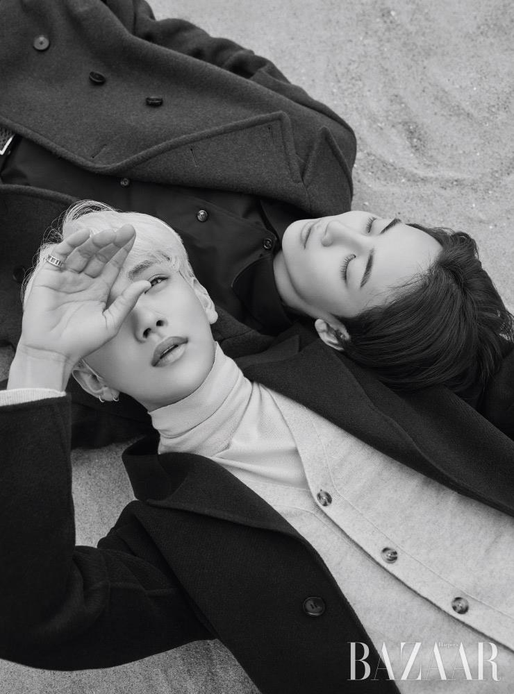 (위부터) 정한이 입은 코트는 Jil Sander. 셔츠, 벨트는 Bottega Veneta. 조슈아가 입은 코트는 Acne Studios. 이너로 입은 카디건은 Club Monaco. 터틀넥 톱은 Ermenegildo Zegna.