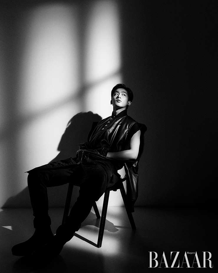 레더 재킷, 레이어드한 슬리브리스 롱 버튼 재킷, 팬츠, 슈즈는 모두 Burberry.