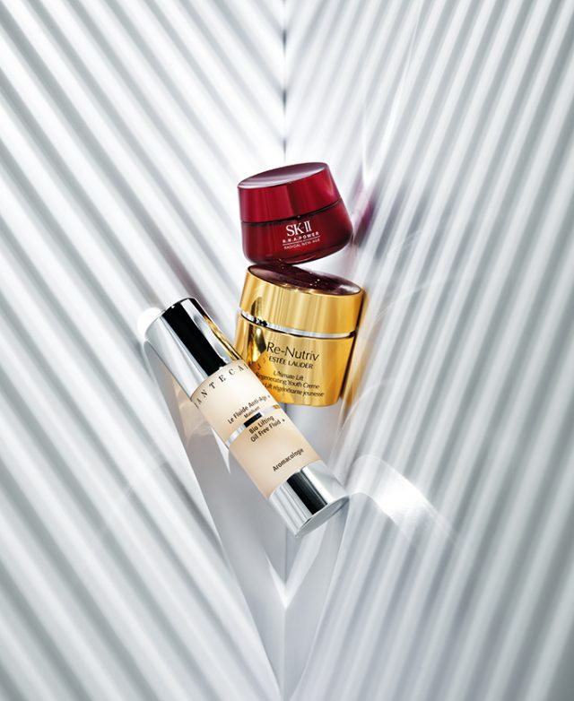 (위부터) SK-II R.N.A 파워 크림 고농축 피테라™와 RNA 콤플렉스가 빛의 각도에 따라 미세하게 드러나는 피부의 빈틈을 꼼꼼하게 메우고, 상하좌우 피부의 모든 각도에서 탄력을 끌어올려 입체적인 얼굴을 완성해준다. 13만원대, Estee Lauder 리-뉴트리브 얼티미트 리프트 리제너레이팅 유스 크림 피부에 깊은 영양을 더하고 본연의 힘을 키워준다. 39만8천원, Chantecaille 바이오 리프팅 오일 프리 플루이드+ 피부 밀도를 탄탄히 채워 얼굴에 탄력이 되살아나며 느슨해진 페이스 라인에 각을 되찾아준다. 40만9천원