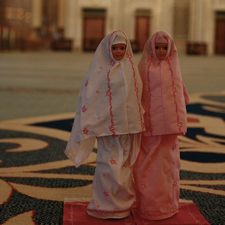 Boushra Almutawakel, <Fulla-Prayer (Salah)>, 2010.