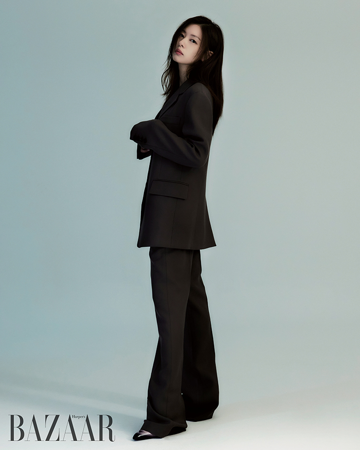 수트는 System. 힐은 Prada.