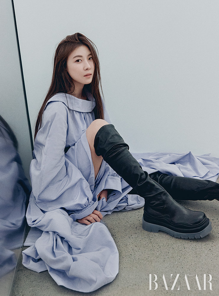 드레스는 Alexander McQeen. 부츠는 스타일리스트 소장품.