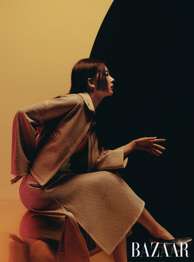 펀칭 레더 재킷, 이너 톱, 펀칭 레더 스커트, ‘F-힐’은 모두 Salvatore Ferragamo.