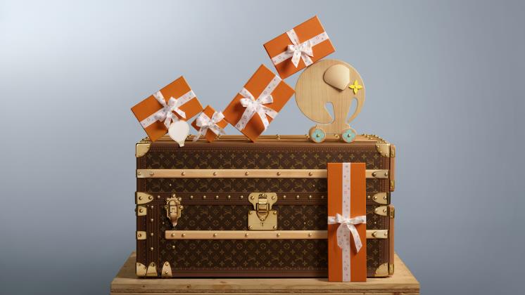 애니멀 모티프의 토이, 수트케이스는 Louis Vuitton.