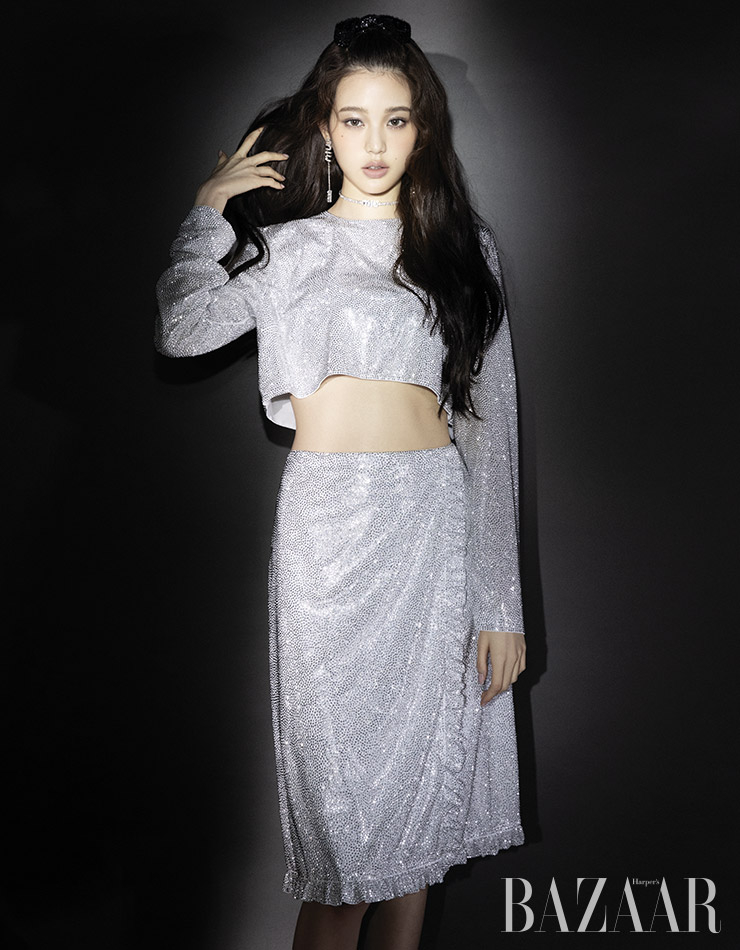 마이크로 스터드 크롭트 톱, 스커트, 로고 드롭 귀고리, 초커는 모두 Miu Miu. 헤어 피스는 에디터 소장품.  