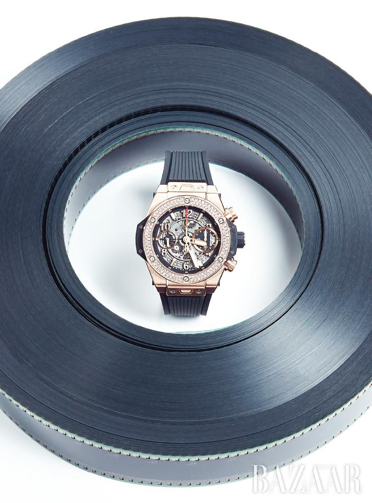 브랜드를 상징하는 유니코 매뉴팩처 무브먼트가 탑재된 직경 42mm 사이즈의 ‘빅뱅 유니코 킹 골드 다이아몬즈’ 워치는 Hublot.