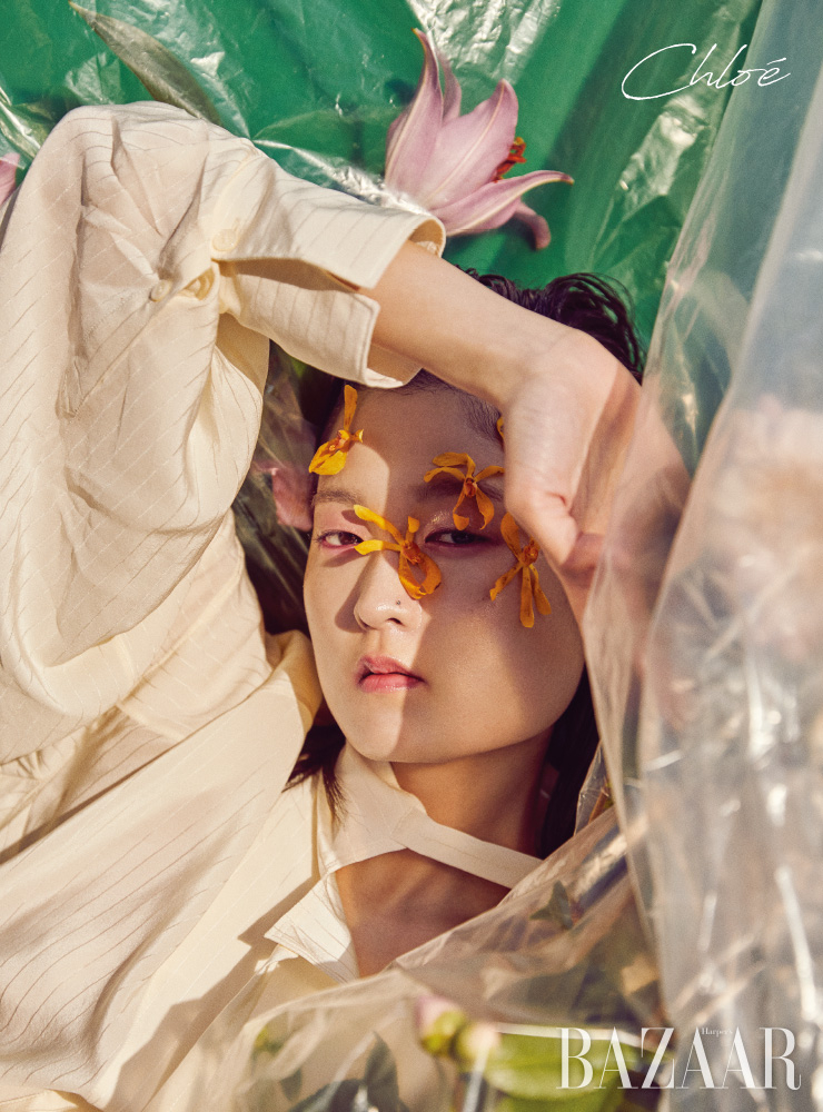 셔츠는 Chloe.에디터/ 황인애 사진/ 신선혜 모델/ 김다영 헤어/ 강현진 메이크업/ 공혜련 세트 디자인/ 박주영 어시스턴트/ 김명민