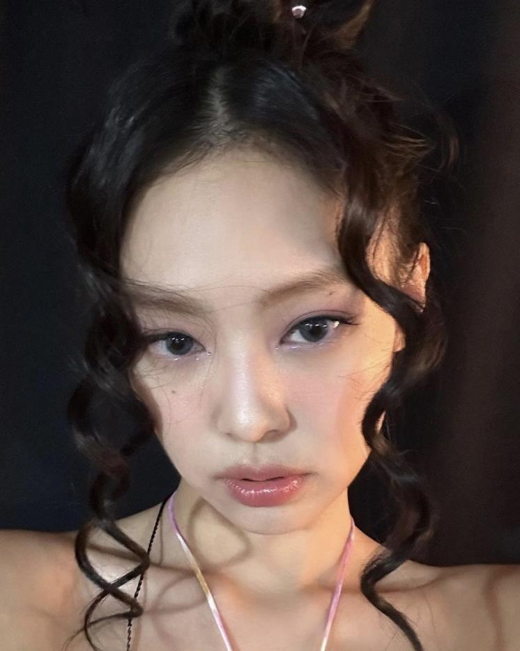 @jennierubyjane