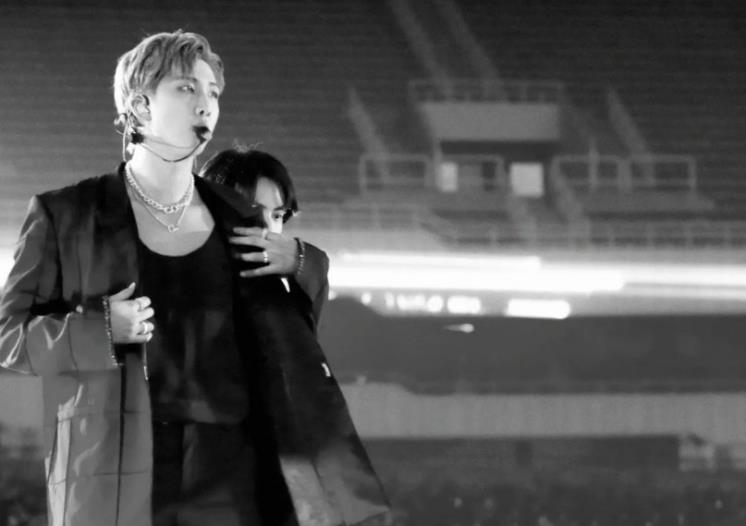 사진 / RM 인스타그램 @rkive
