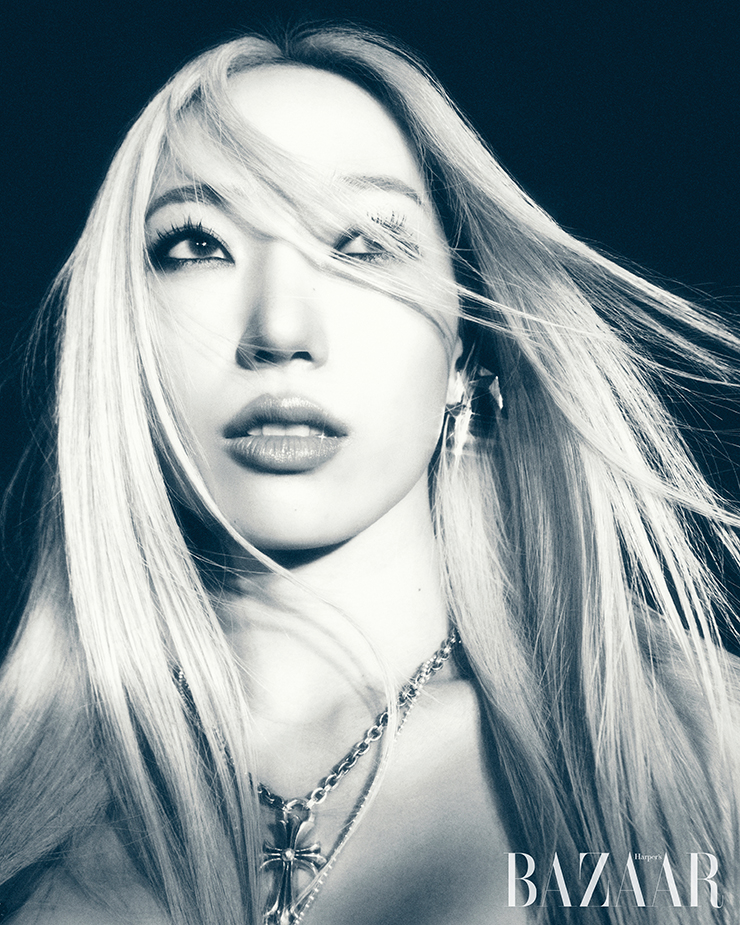 브라 톱, 재킷은 Dries Van Noten. 데님 슬립은 Chika Kisada by Adekuver. 스커트는 Muaga. 귀고리는 Mugler x H&M. 목걸이는 Chrome Hearts. 장갑은 Dolce & Gabbana. 팔찌는 Code Off. 스타킹은 Shop Cider. 슈즈는 Gianvito Rossi. 