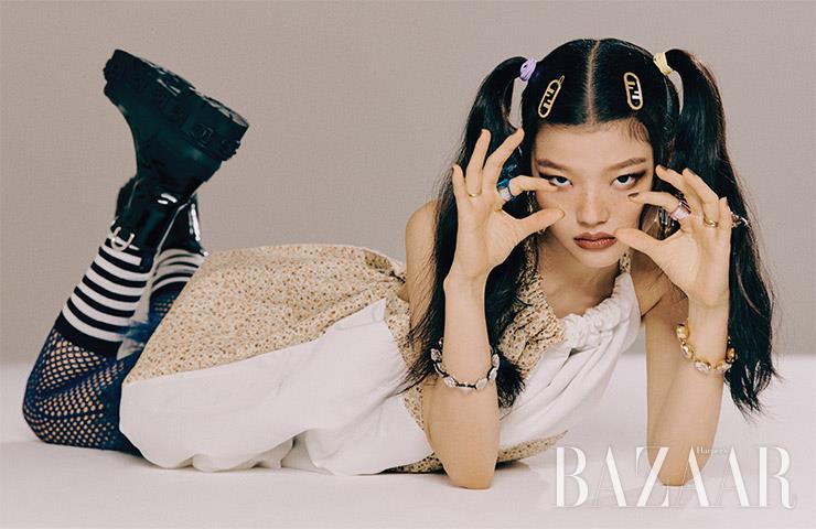드레스는 Kijun. 스커트, 스타킹은 Dior. 헤어핀은 각각 40만원대, 50만원대 Fendi. 귀고리는 Louis Vuitton. 오른손 검지, 왼손 검지와 약지에 착용한 반지, 오른쪽 팔에 착용한 팔찌는 각각 59만원대, 44만원대, 59만원대, 49만원대 모두 Swarovski. 오른손 약지에 착용한 반지는 Dior. 왼쪽 팔에 착용한 팔찌는 Loewe. 부츠는 Dolce & Gabbana. 양말은 에디터 소장품.