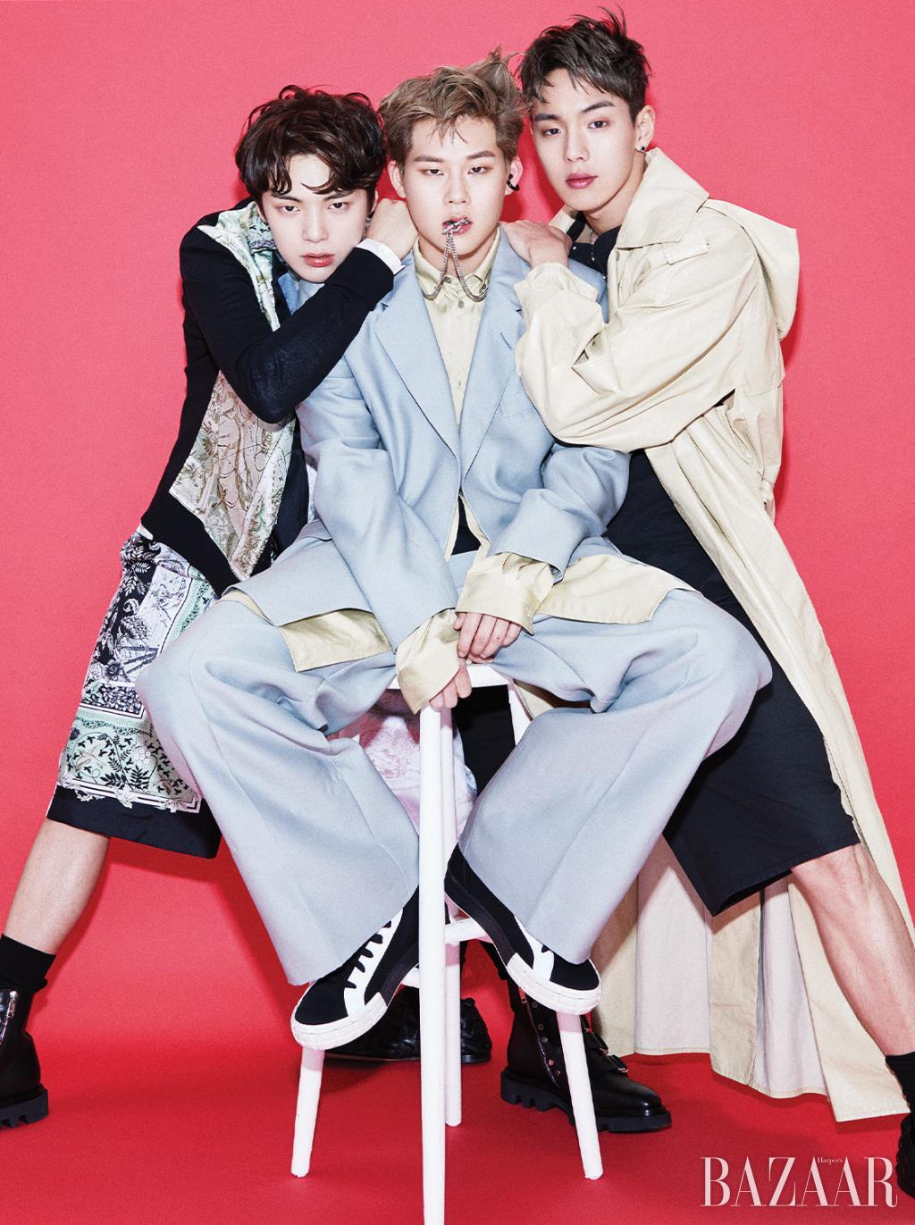 민혁 블루종, 셔츠, 스웨터, 쇼츠, 슈즈는 모두 Givenchy. 주헌 셋업 수트는 Dunhill. 셔츠는 Trunk Project. 슬리브리스는 Acne Studios. 이어커프는 Portrait Report. 목걸이는 Off-White. 스니커즈는 Prada. 셔누 점프수트, 트렌치코트, 슈즈는 모두 Bottega Veneta. 목걸이는 Portrait Report.