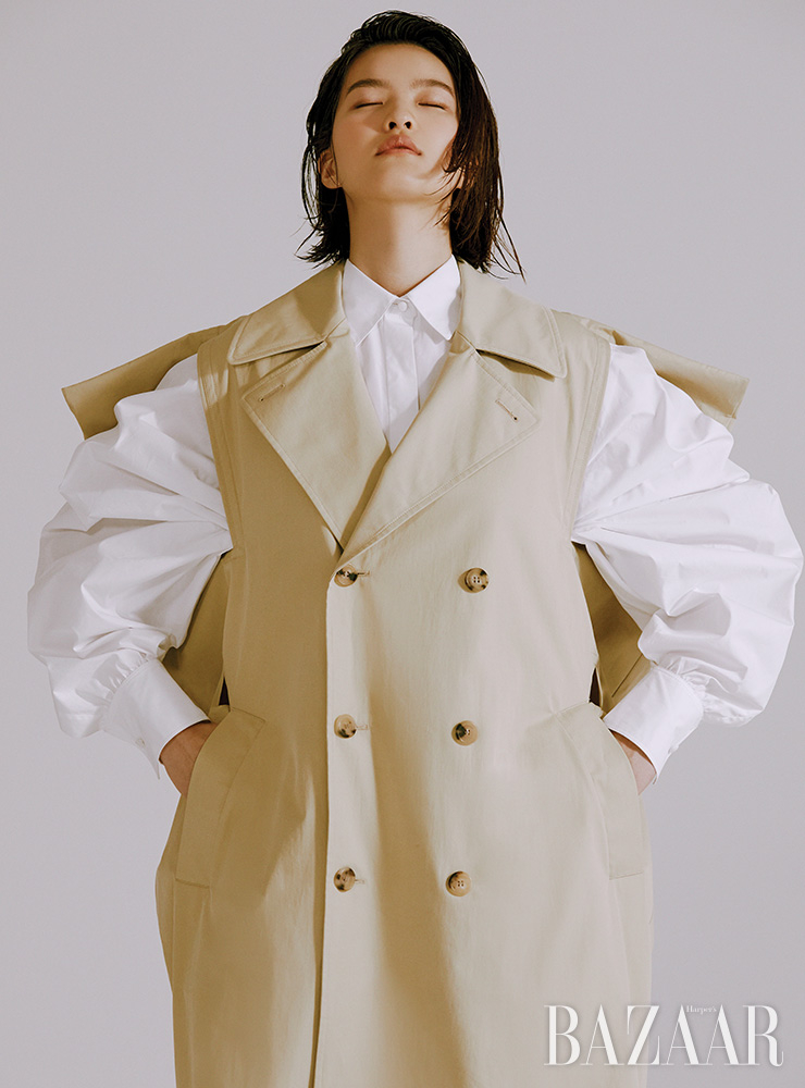 셔츠는 Valentino. 트렌치 베스트는 1백83만원 JW Anderson.