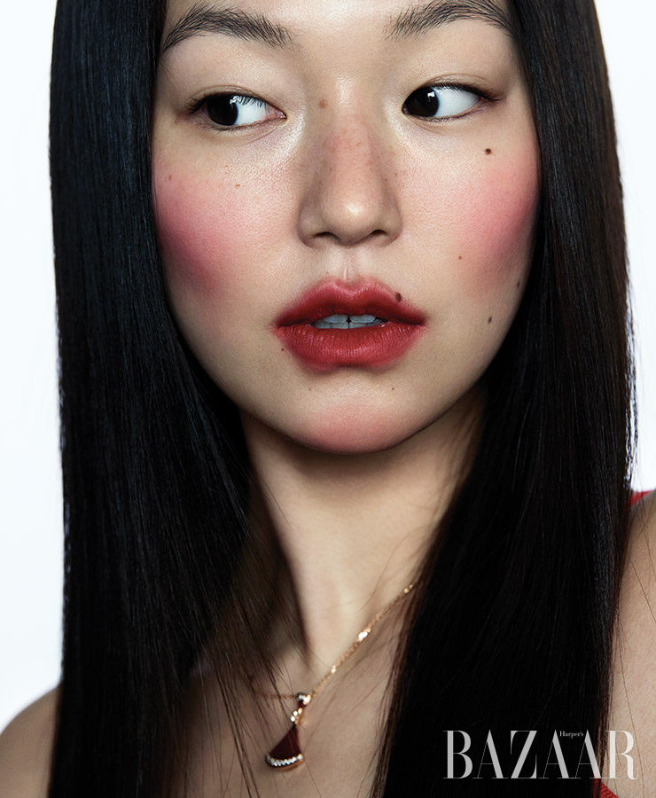 목걸이는 Bvlgari.