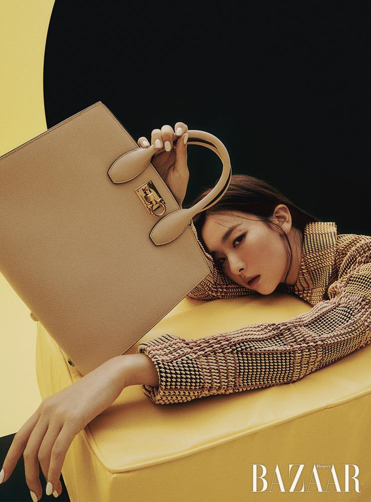 체크 패턴 셔츠, ‘스튜디오’ 백은 Salvatore Ferragamo.