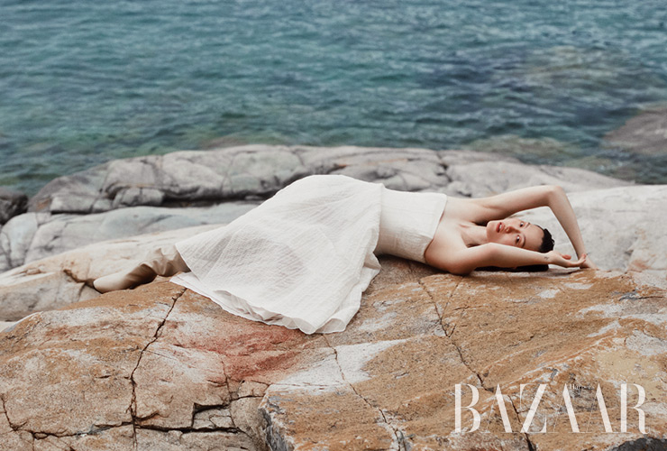 튜브톱 드레스는 Ralph Lauren Collection. 부츠는 Saint Laurent by Anthony Vaccarello.